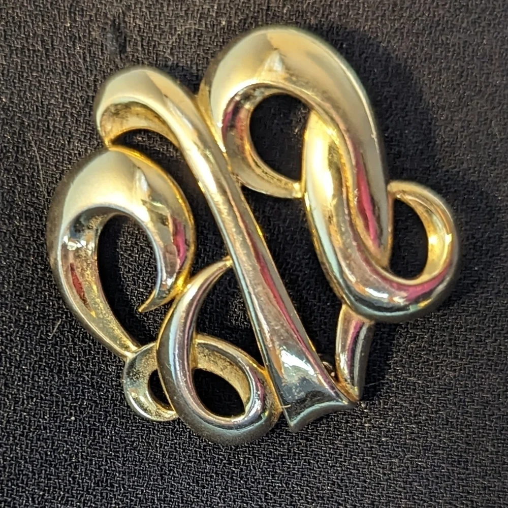 Monet gold tone Initial Style Brooch Pin, Insignia, Signature, vin…